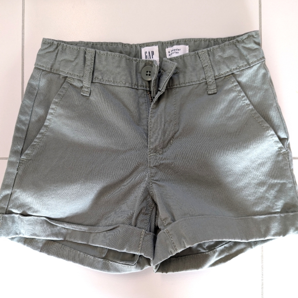 NWOT Gap Kids Khaki Green Shorts in Size 6 Girls